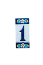Mini numéro de porte en céramique à motif floral bleu | Cadre inclus – 3,5 cm x 7 cm (1,38 po x 2,76 po) 