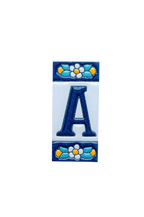 Mini numéro de porte en céramique à motif floral bleu | Cadre inclus – 3,5 cm x 7 cm (1,38 po x 2,76 po) 